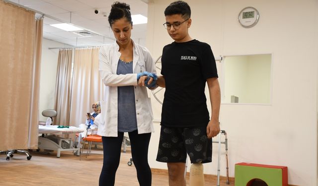 Protez bacak takılan Berkay, Çocuk İyilik Merkezi'nde fizik tedavi görüyor