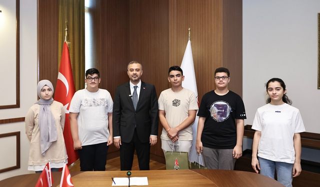 Başkan Toptaş, LGS’de Türkiye birincisi olan 5 öğrenciyi ödüllendirdi