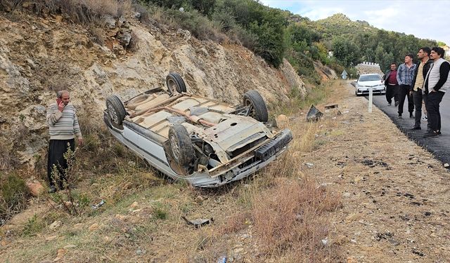 Adana'da devrilen otomobilin sürücüsü yara almadan kurtuldu