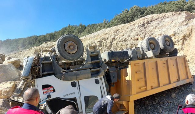 Göksun'da Hafriyat Kamyonu Devrildi: 1 Yaralı