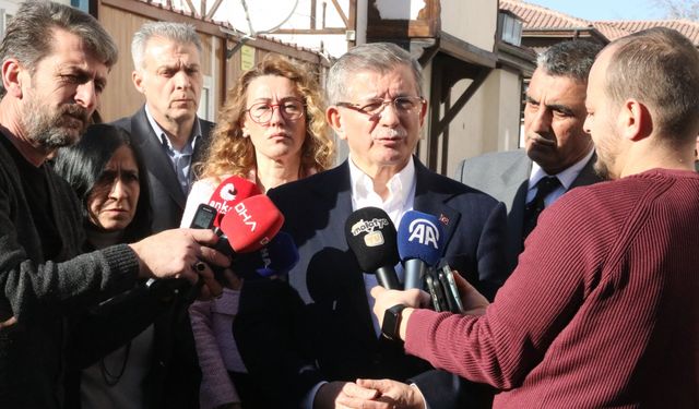Gelecek Partisi Genel Başkanı Davutoğlu, Malatya'da basın konteynerlerini ziyaret etti