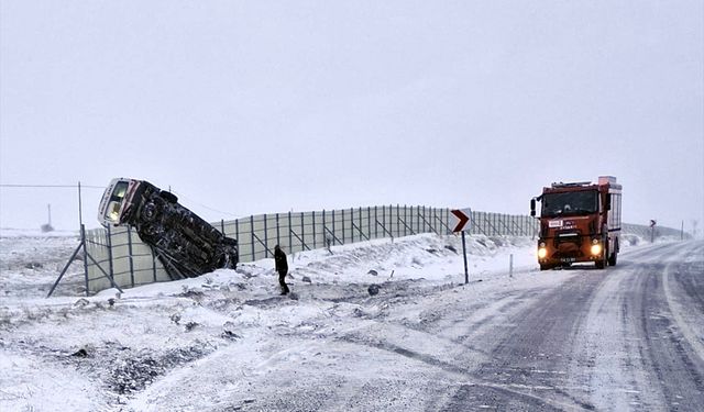 Kahramanmaraş'ta devrilen ambulanstaki 3 sağlık personeli yaralandı