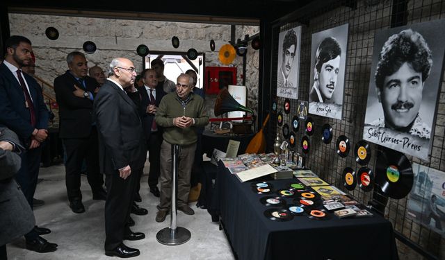 Adana Valisi Köşger, fotoğraf ve resim sergilerini gezdi