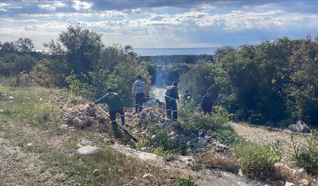 Mersin Kızkalesi çevresinde temizlik çalışması yapıldı