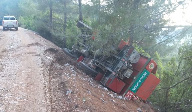 Antalya'da yangına giden arazöz devrildi