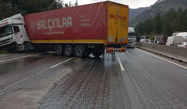 Mersin'de bariyerlere çarparak makaslama yapan tır ulaşımı aksattı
