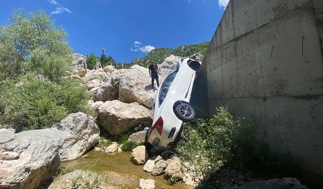 Osmaniye'de dere yatağına düşen otomobildeki 4 kişi yaralandı