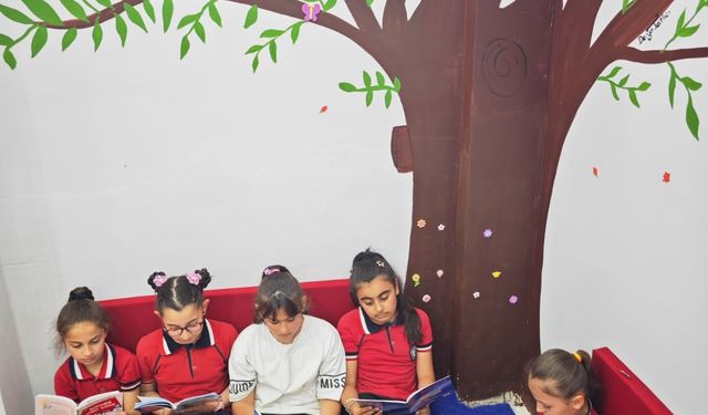 Üniversite öğrencilerinden Hatay'daki okula kütüphane desteği