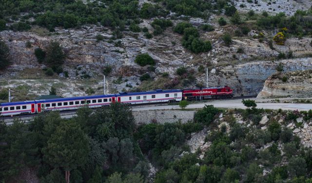 Varda Köprüsü'nden geçen Erciyes Ekspresi'nde "yeşil rota" ile eşsiz yolculuk deneyimi
