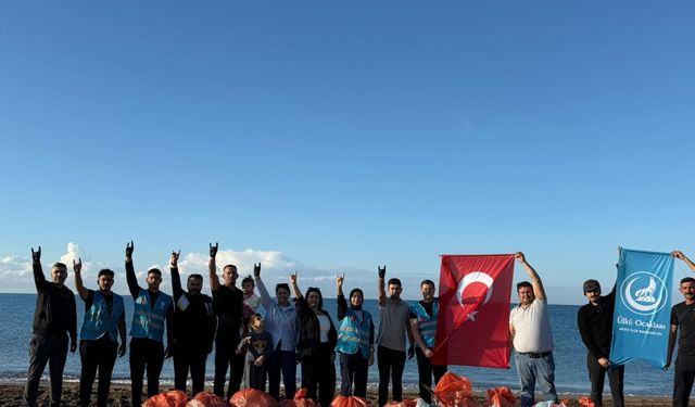 Aksu Ülkü Ocakları sahil temizliği yaptı
