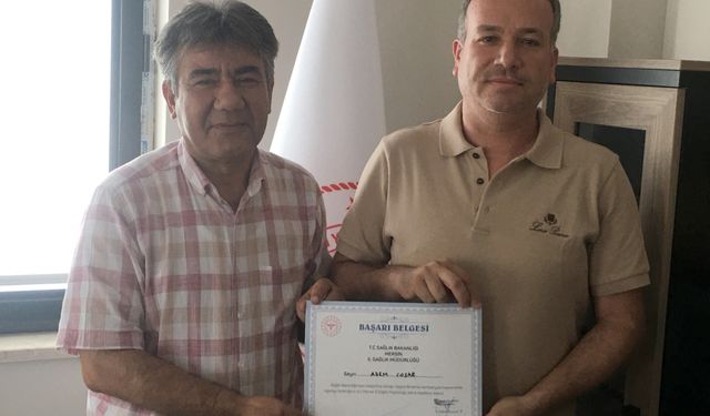 Erdemli'de sigarayı bırakan 2 kamu personeline başarı belgesi verildi