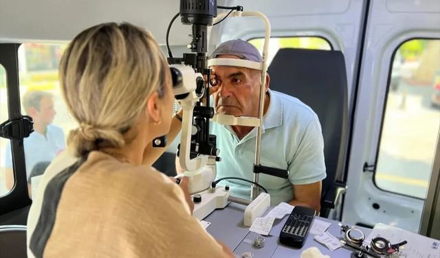 AK Parti Antalya Milletvekili Çokal, mobil araçla vatandaşın göz taramasını yapıyor
