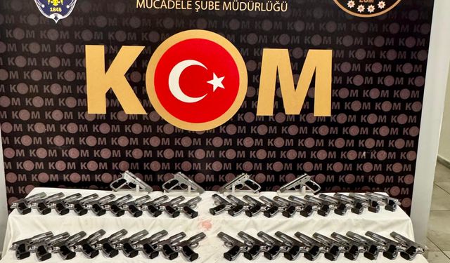 Antalya'da kargo kolilerinde silah ticareti yaptığı öne sürülen 2 zanlı tutuklandı