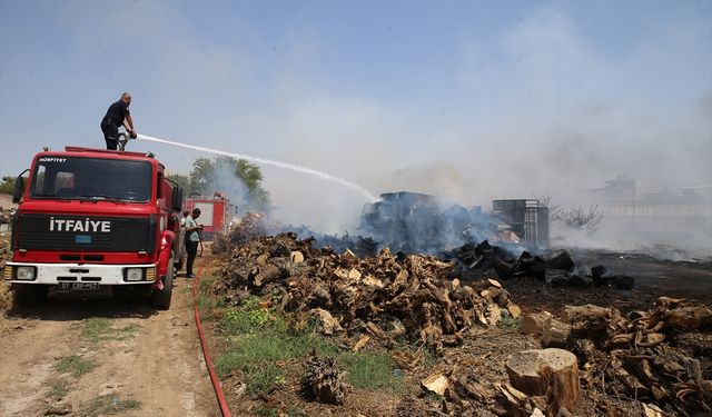 Antalya'da sera alanında çıkan yangının sıçradığı 2 araç yandı