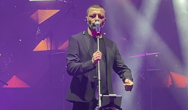 Kahramanmaraş Uluslararası Geleneksel Ağustos Fuarı'nda şarkıcı Mehmet Erdem sahne aldı