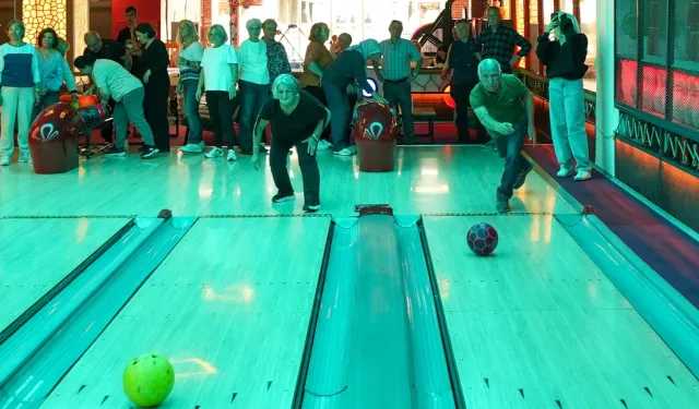 İstanbul Maltepe’de Yaşlılar Günü'nde bowling eğlencesi