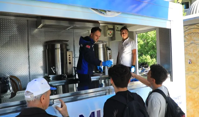 Muğla Büyükşehir sıcak bir çorba ile öğrencilerin yanında
