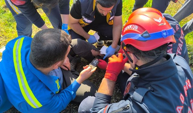 Adana'da ayağı motorlu testereye sıkışan kişiyi itfaiye kurtardı
