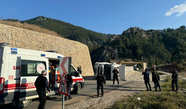 Adana'da devrilen kamyonun sürücüsü yaralandı