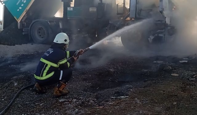 Adana'da park halindeki çöp toplama kamyonunda yangın