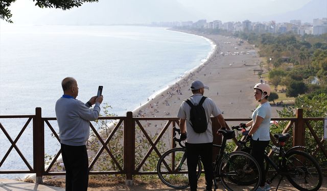 Antalya'da güneşli havayı fırsata çeviren vatandaşlar sahillerde yoğunluk oluşturdu