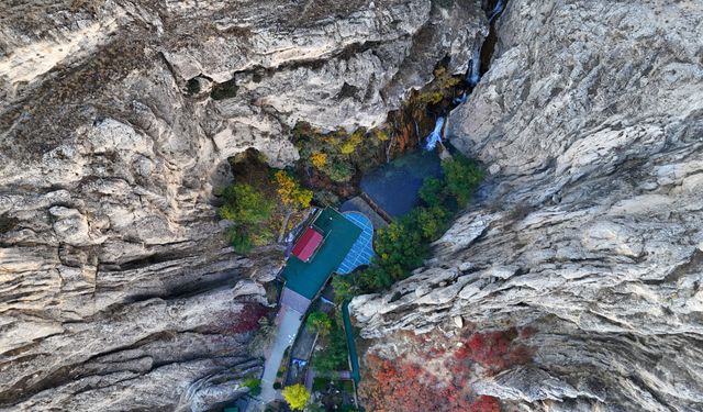 Günpınar Şelalesi sonbahar renklerine büründü