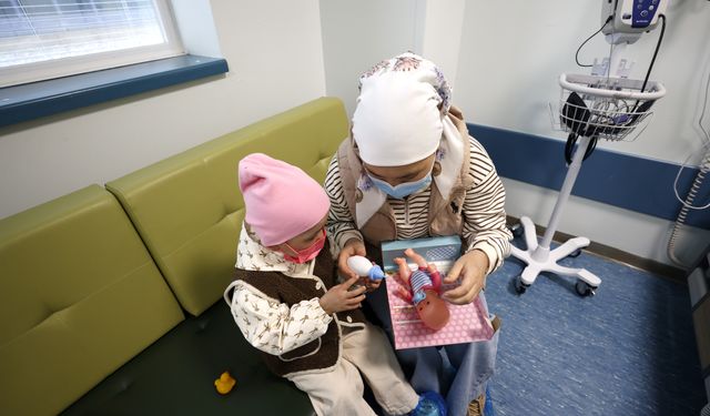 Kırgızistanlı aplastik anemi hastası çocuk, annesinden alınan kök hücreyle sağlığına kavuştu