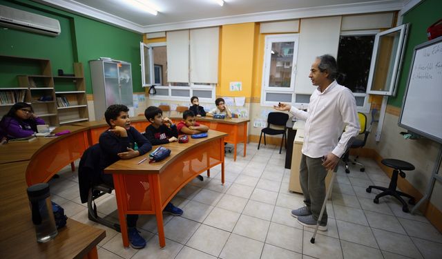 Koltuk değnekli Mustafa öğretmen özel yetenekli öğrencileri geleceğe hazırlıyor