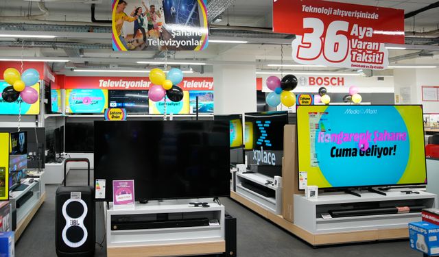 MediaMarkt Rengarenk Şahane Cuma kampanyasını 'Branda Yırtma' etkinliğiyle başlattı