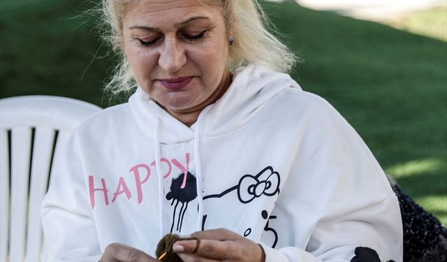 Mersin'de kadınlar 28 yıldır ihtiyaç sahipleri için atkı, bere ve yelek örüyor