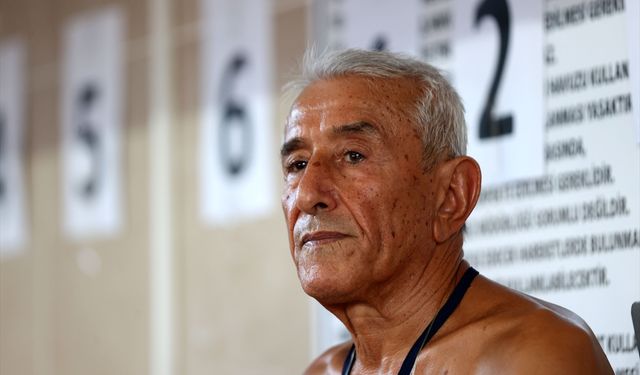 Su kanalında yüzmeyi öğrendi, sırtüstü yarışlarında rakiplerine şans tanımıyor