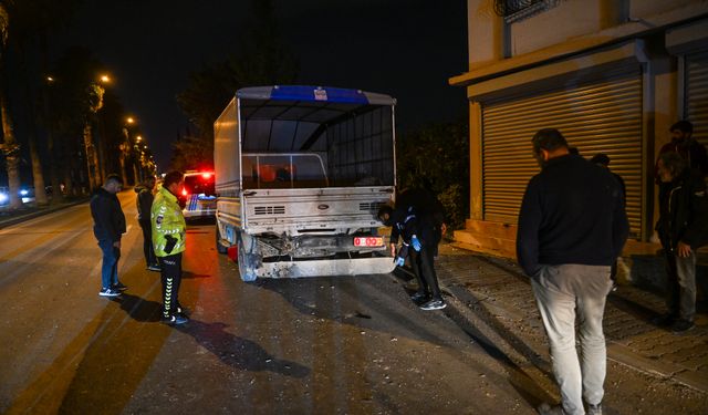 Adana'da kamyonete ve iş yerinin duvarına çarpan otomobildeki çocuk öldü