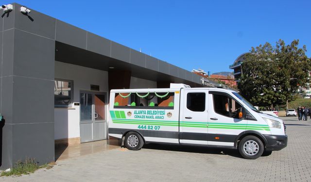 Antalya'da dayısı tarafından silahla öldürülen kadının cenazesi defnedildi