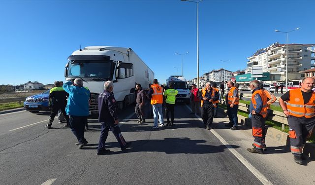 Antalya'da tırın çarptığı Karayolları işçisi öldü