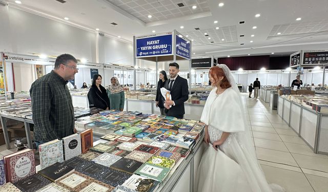 Burdur'da yeni evlenen çift, kitap fuarını ziyaret etti