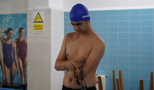 Isparta'da doğuştan bir kolu olmayan öğrenci engelleri yüzerek aşıyor