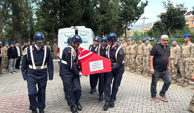 İzmir'de kanser nedeniyle yaşamını yitiren uzman çavuşun cenazesi Hatay'da defnedildi