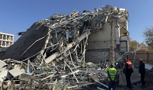 Kahramanmaraş'ta depremlerde hasar alan 10 katlı iş merkezi kontrollü şekilde yıkıldı