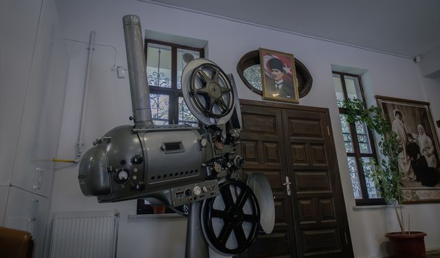 Malatya'da 75 yıllık sinema projeksiyon makinesi zamana meydan okuyor