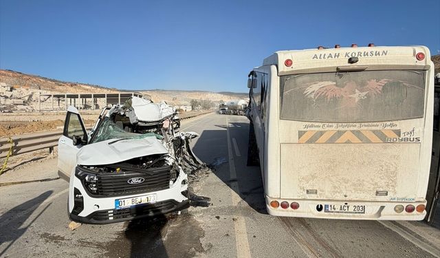 Mersin'de midibüsle çarpışan hafif ticari aracın sürücüsü hayatını kaybetti