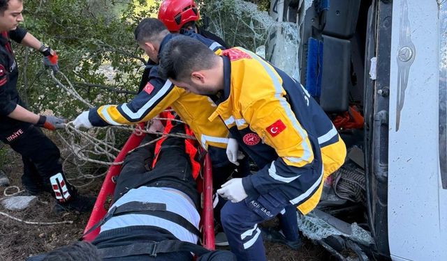 Kahramanmaraş’ta kamyon uçuruma yuvarlandı