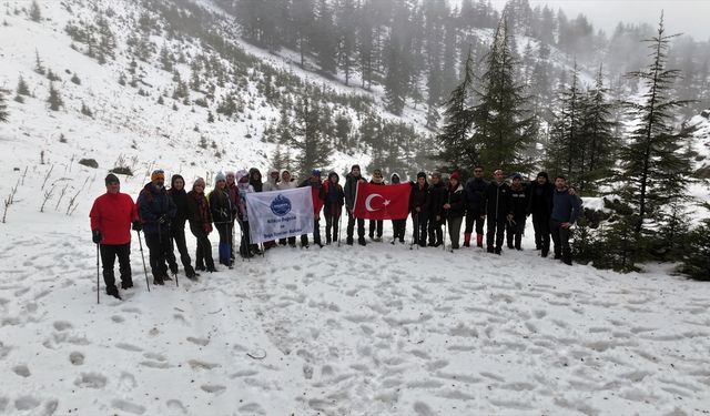 Adana'da beyaza bürünen Armutoluğu Yaylası dağcılık tutkunlarına parkur oluyor