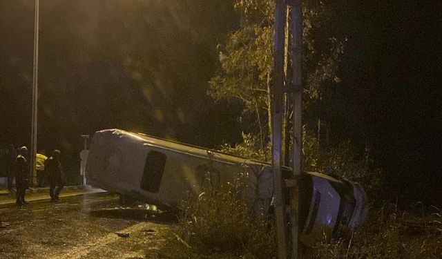 Adana'da işçileri taşıyan minibüsün devrilmesi sonucu 13 kişi yaralandı
