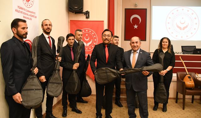 Antalya'da 'Ay Yıldız Türk Halk Müziği Korosu' kuruldu