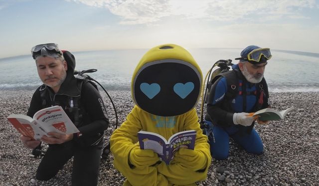 Antalya'da dalgıçlar su altında kitap okudu