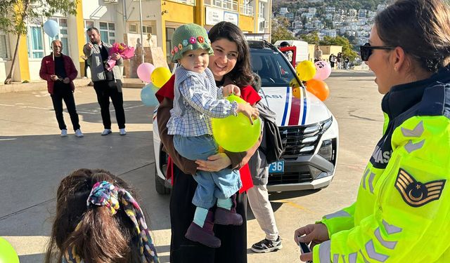 Antalya'da kanseri yenen çocuk için gökyüzüne balonlar bırakıldı