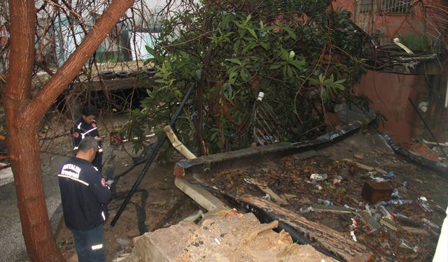 Antalya'da sağanak nedeniyle kullanılmayan bina çöktü