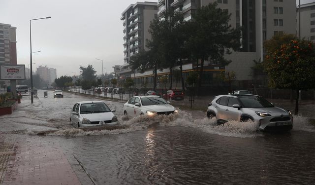 Antalya'da yağış hayatı olumsuz etkiliyor
