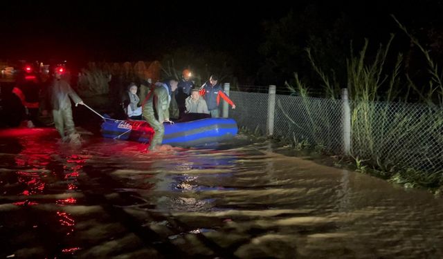 Antalya'nın Kumluca ilçesinde ev ve seraları su bastı