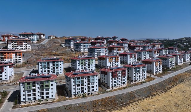 Bakan Kurum'dan Kahramanmaraş'ta konutuna kavuşan 'Fatma teyze' paylaşımı: